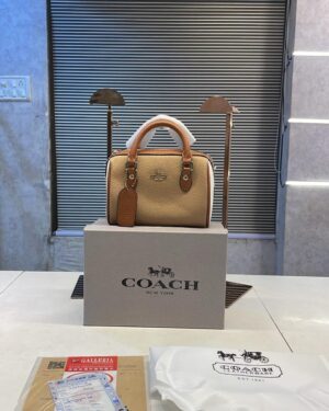 COACH SPEEDY ( CREAM & WHITE )